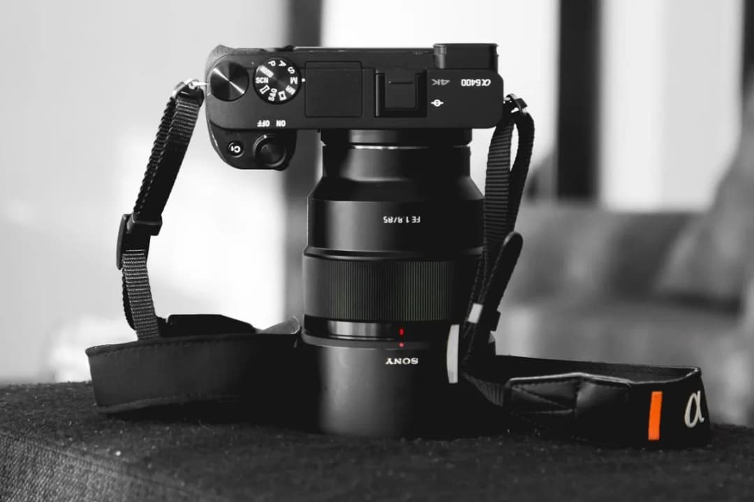 Najlepsze obiektywy do Sony A6400 bez przepłacania i rozczarowań
