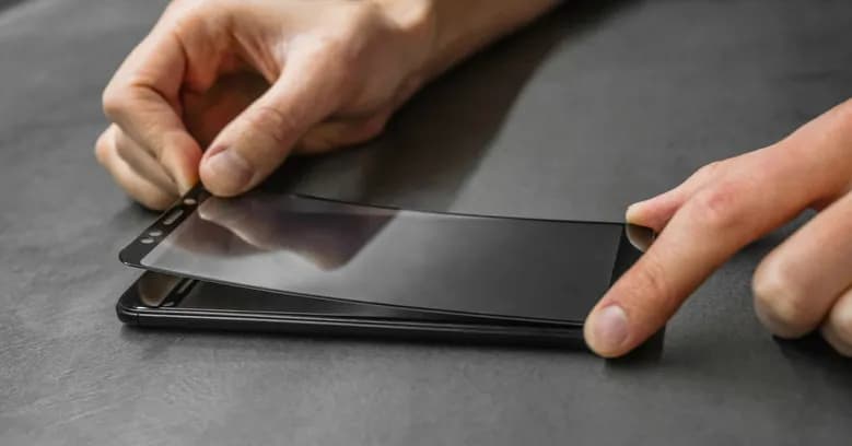 Jak bezpiecznie ściągnąć szkło hartowane z aparatu bez uszkodzenia ekranu