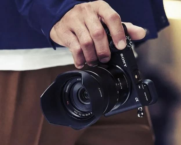 Najlepsze obiektywy do Sony: Jak wybrać idealny bez przepłacania
